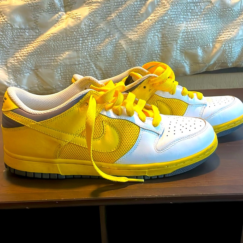 Nike dunk Low white/trail yellow. Worn once.